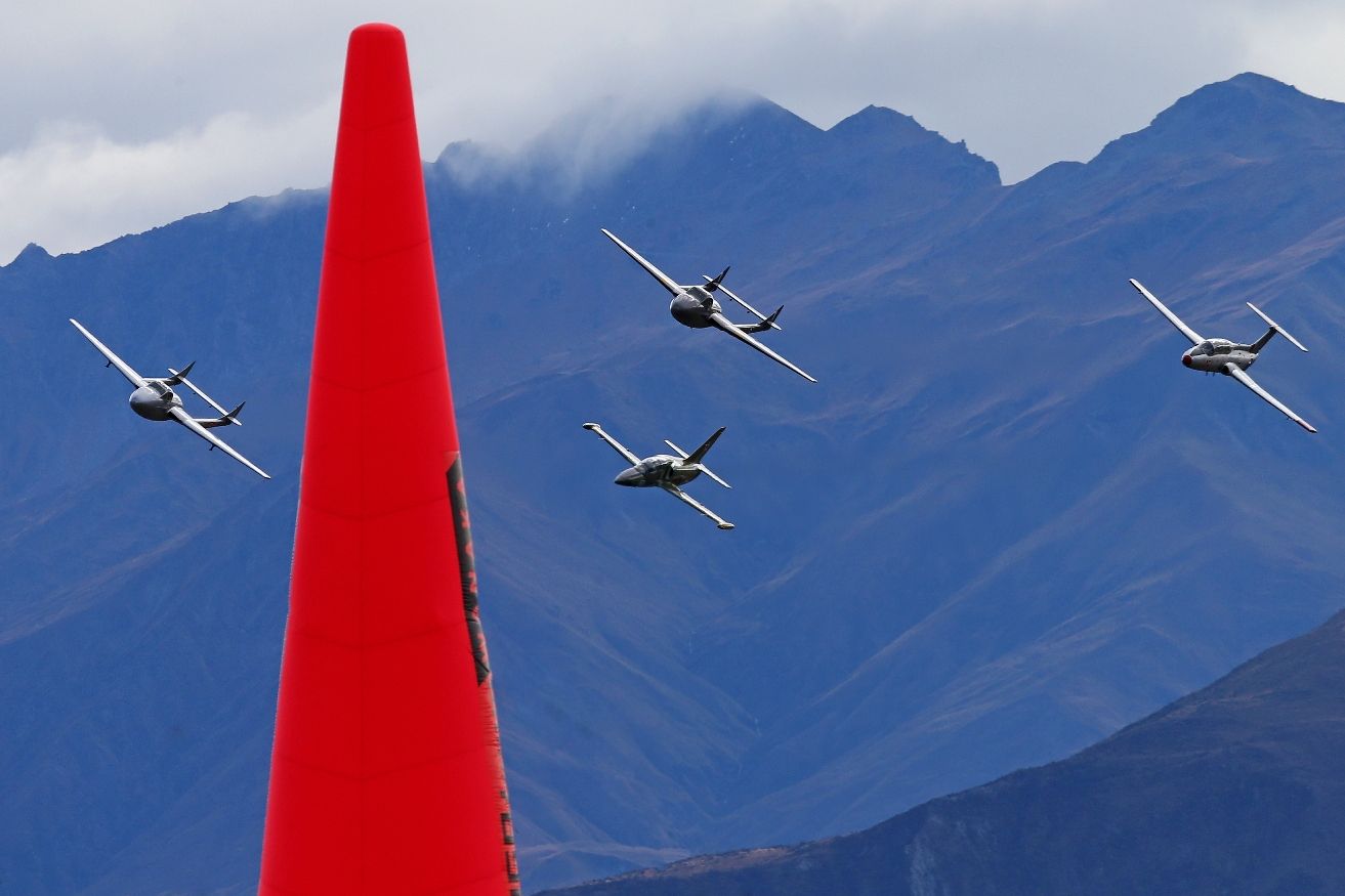 Jets Rounding a Pylon cr Gavin Conroy.jpg